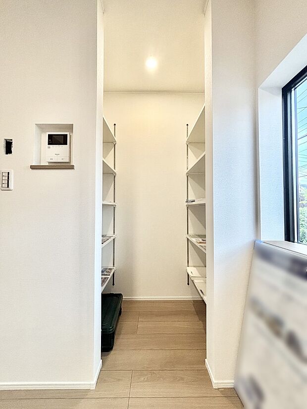 キッチンにはパントリー！食材のストックはもちろん、日用品の収納など使い方はいろいろ！