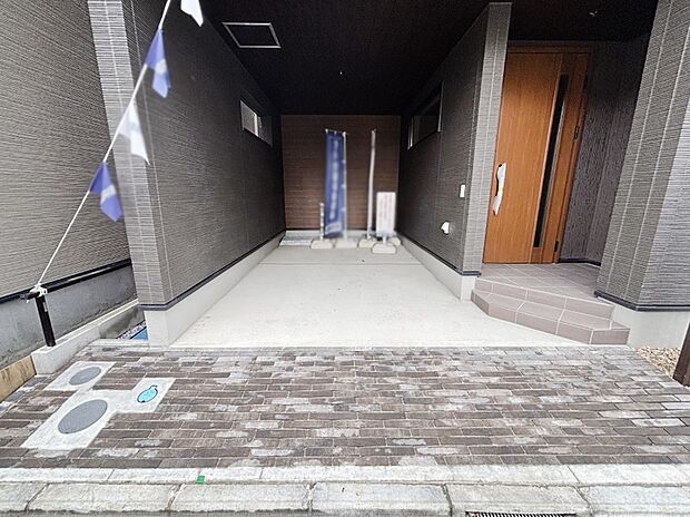 大切なお車を雨風から守ってくれるビルトイン車庫  