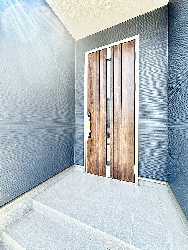 シンプルで落ち着いた雰囲気の玄関でご家族やお客様をお出迎え！