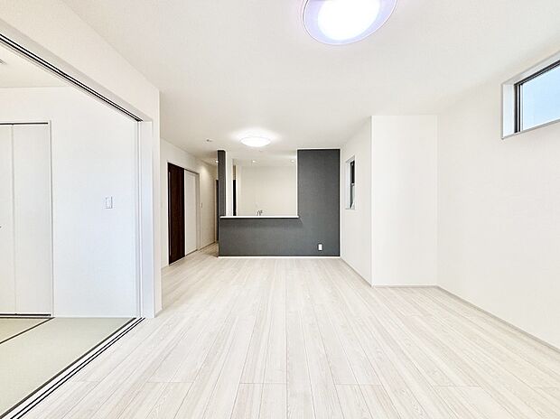 明るい陽光が注ぎ、寛ぎの雰囲気に満たされるリビング・ダイニング。   