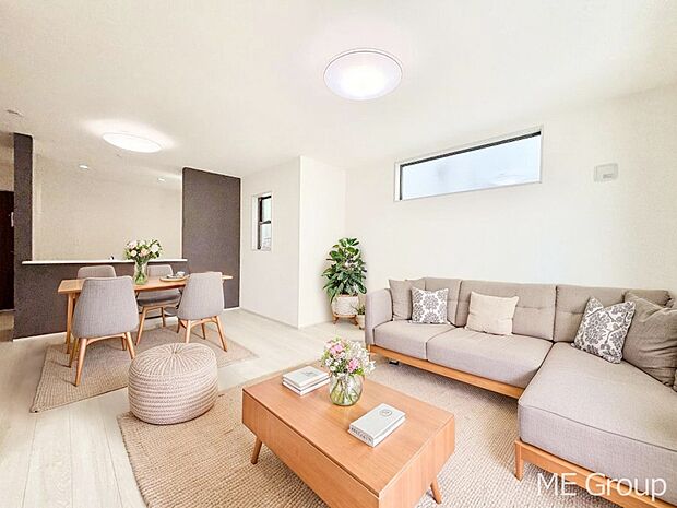 ご家族の賑やかな話し声で包まれる明るいリビング  ※家具はCGです  