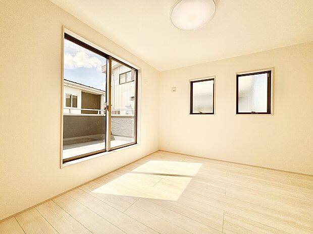 明るいバルコニーサイドに洋室を設置。目覚めの良い寝室に。   