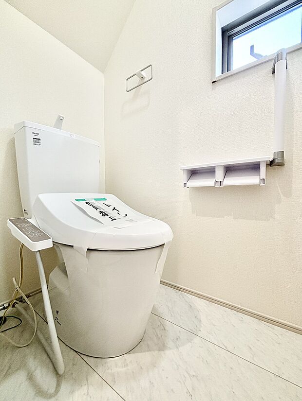 明るく清潔感のあるトイレです。   