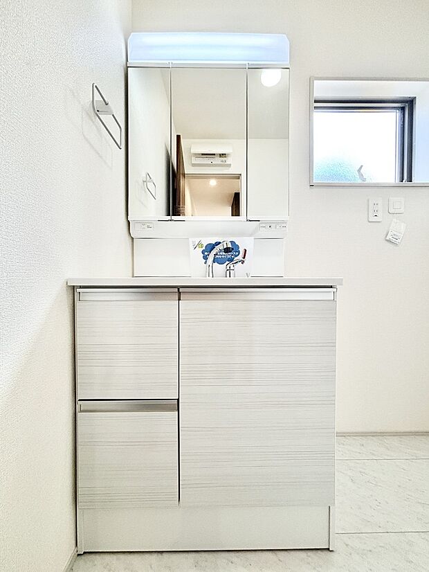 収納力と機能性に優れた洗面化粧台  