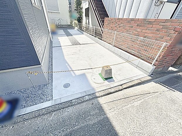 2台(車種による)駐車可!ご家族みんなの自転車も置ける広々カースペース。