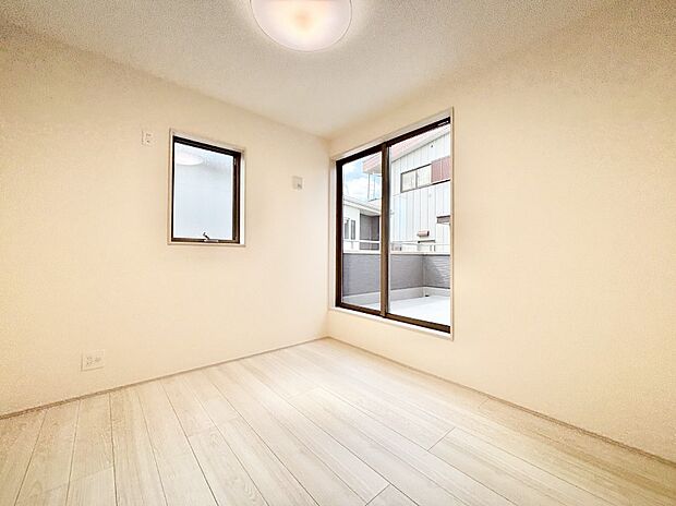 バルコニーが開放感をプラスしてくれる洋室    