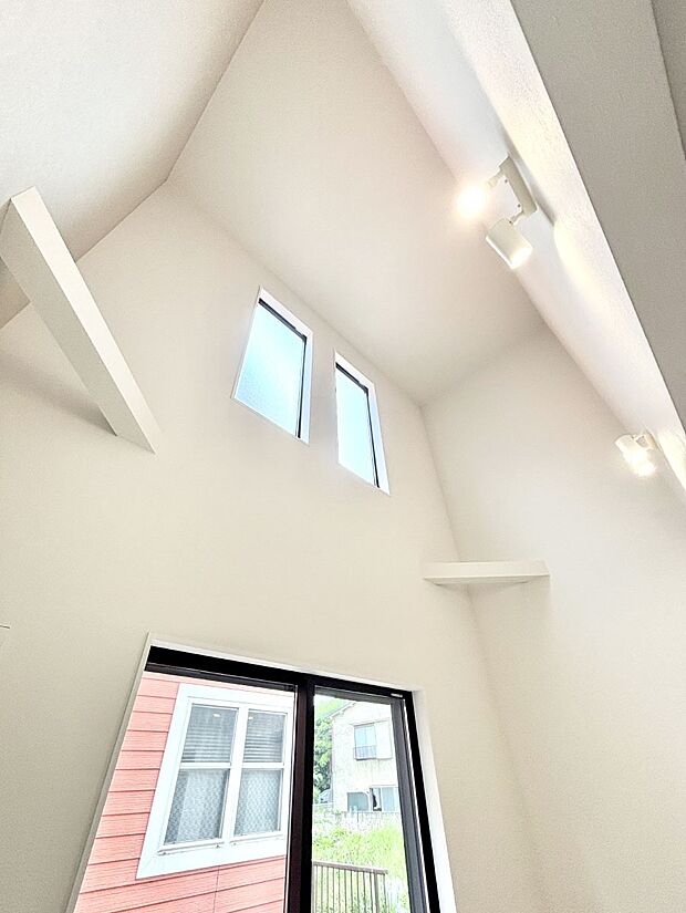 明るい日差しが差し込む吹き抜け設計