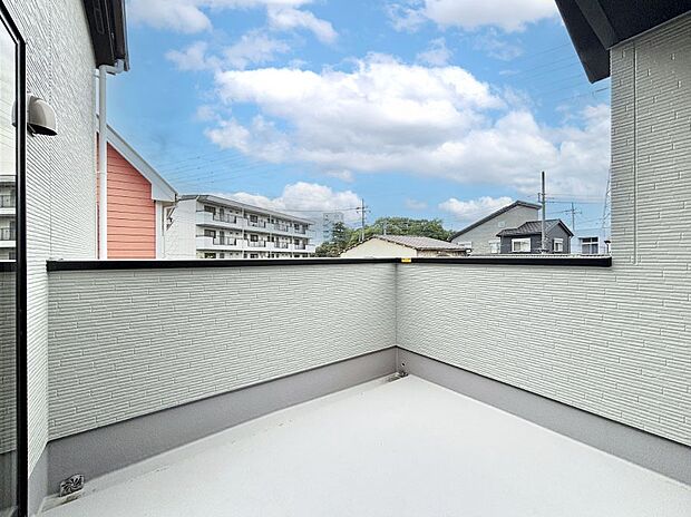 ゆったりバルコニーだから沢山お洗濯ものを干せます。