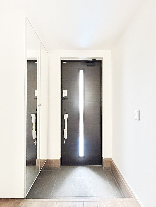 明るい陽光が入り込む玄関。ご家族の靴もスッキリ収納できる玄関収納付き!