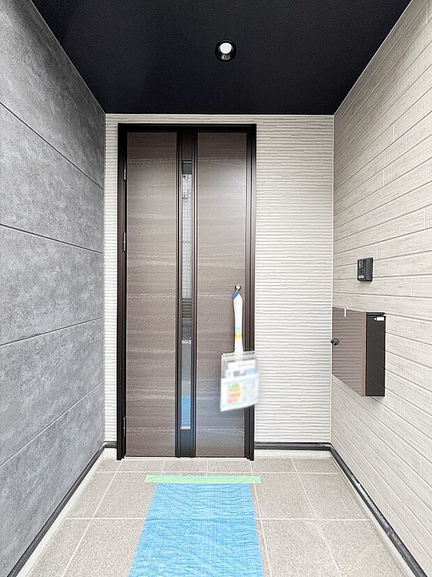 シンプルで落ち着いた雰囲気の玄関でご家族やお客様をお出迎え!