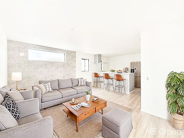 ご家族の賑やかな話し声で包まれる明るいリビング  ※家具はCGです  