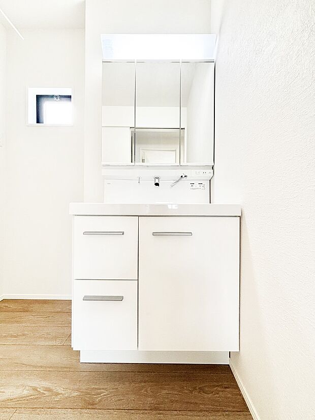 三面鏡キャビネット・シャワー付き洗面化粧台で忙しい朝の身支度もスムーズに!