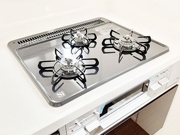 ガスコンロはSiセンサー搭載。火力調節や焦げ付き・消し忘れも防いでくれます。