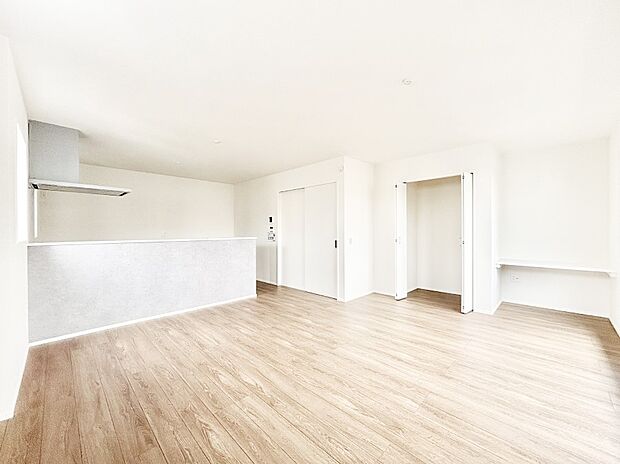 家族の笑顔が自然と生まれてくる、そんな雰囲気のダイニングに仕上がっています。