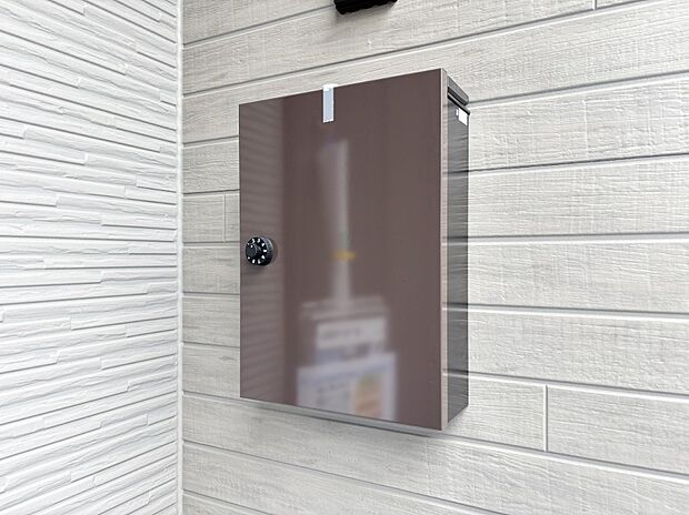 大切な郵便物の盗難を防止してくれるダイヤル錠付きのポスト