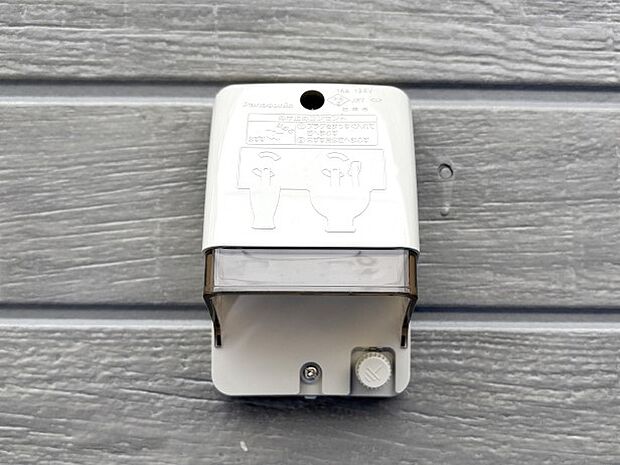 高圧洗浄機や芝刈り機・エアーコンプレッサーなどの使用時に便利な外コンセント。