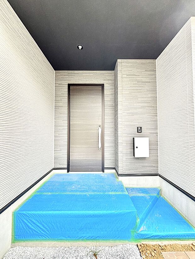 大切な家族、来客を出迎える玄関。