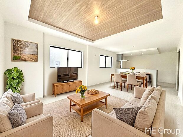 ご家族の賑やかな話し声で包まれる明るいリビング ※家具はCGです