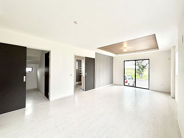 大きな窓からたっぷりの陽光と風を感じられるリビング