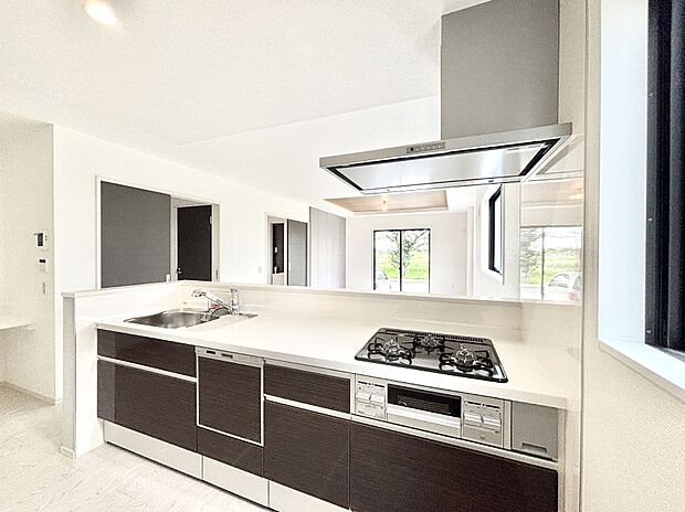 料理をしながらでもご家族との会話を楽しめる対面キッチン