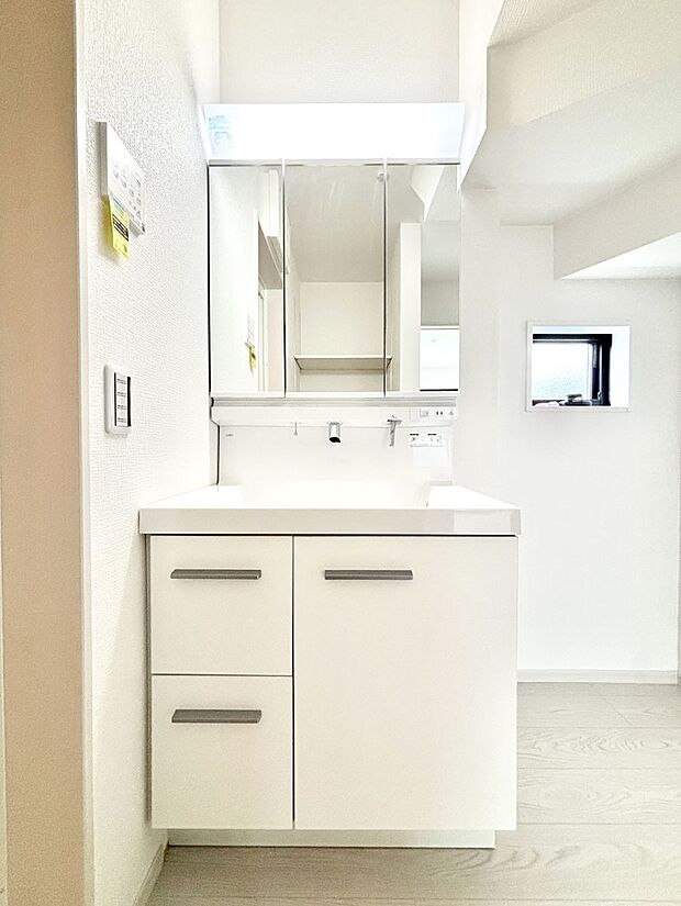 大きく見やすい三面鏡で清潔感ある洗面台は、身だしなみチェックや肌のお手入れにおすすめです。