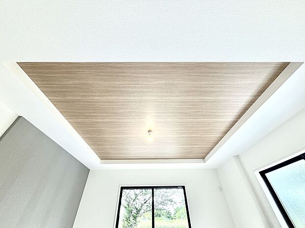 折上天井は立体的な奥行きがあるので、開放的な空間を演出できます。
