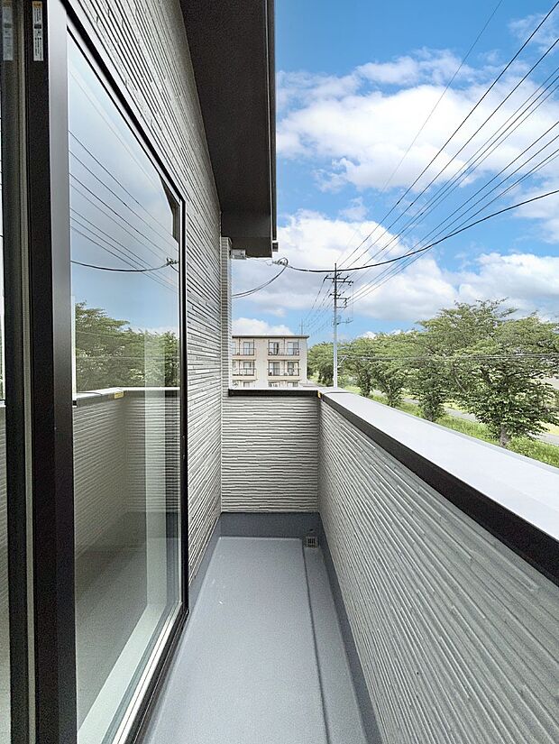 暖かな陽光が降り注ぐバルコニーはお洗濯におすすめ。爽やかな風も心地よいです。 