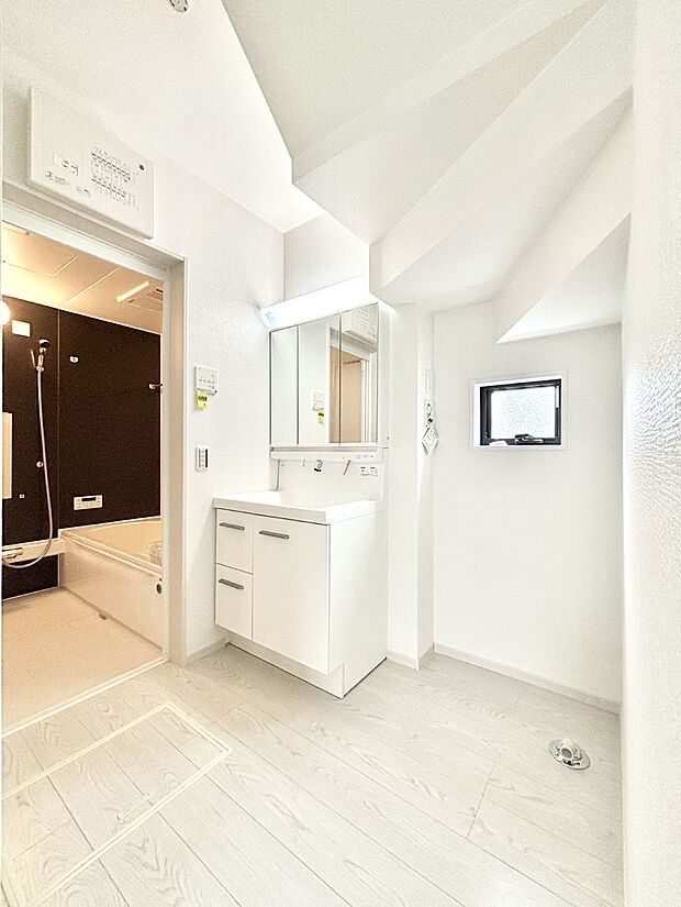 清潔感のある快適空間です。毎日の身支度も気持ち良くお使い頂けます。