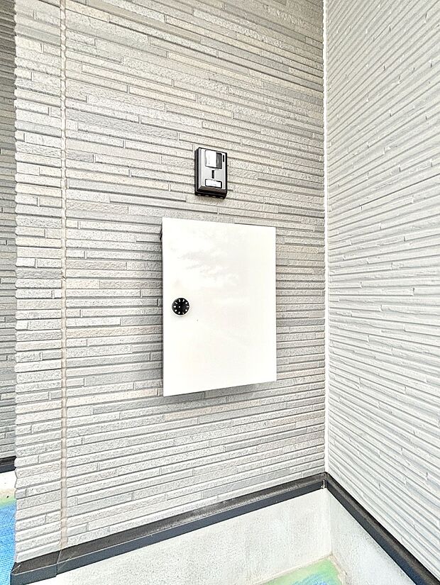 シンプルデザインのポスト。