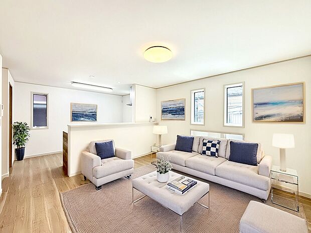 ご家族の賑やかな話し声で包まれる明るいリビング ※家具はCGです