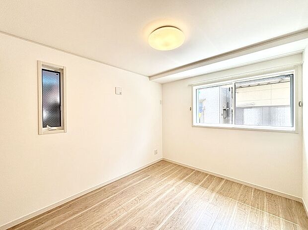 窓からのやさしい光が心地よいプライベートルーム  