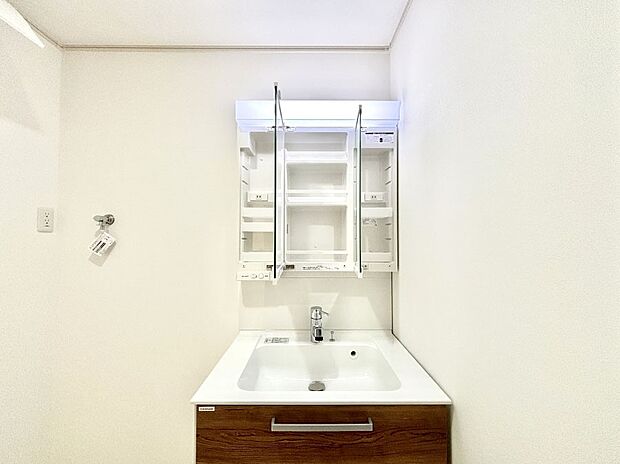 三面鏡の裏に、化粧品や衛生用品などを収納可能。洗面台をすっきりと保ちます!