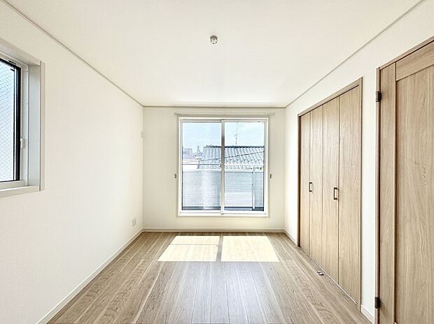 バルコニーが開放感をプラスしてくれる洋室  