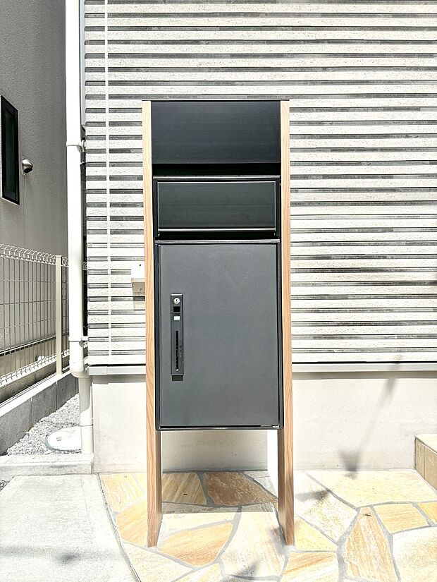 シンプルデザインのポスト。