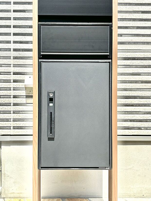 外観「宅配ボックス」　時間を気にせず宅配物をいつでも安全に受け取れます。 