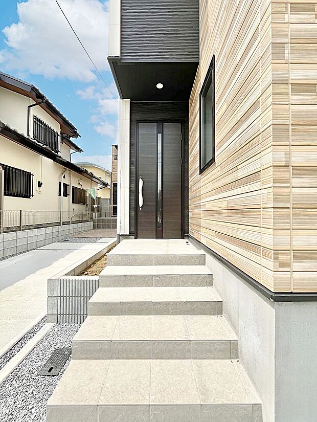 玄関前は雨が降っても濡れにくい屋根付き