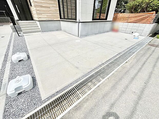 2台(車種による)駐車可!ご家族みんなの自転車も置ける広々カースペース。