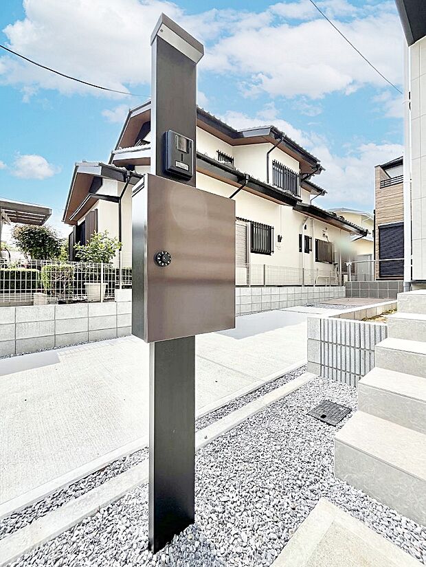 表札・インターホン・ポストをひとつに集約。エントランスになじむシンプルデザイン。