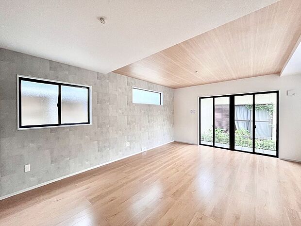 明るい陽光が注ぎ、寛ぎの雰囲気に満たされるリビング・ダイニング。