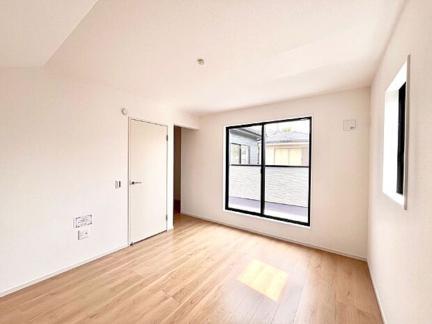 明るいバルコニーサイドに洋室を設置。目覚めの良い寝室に。 