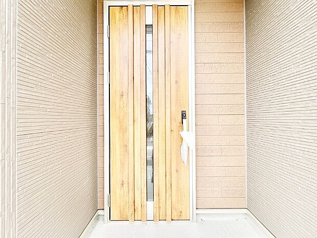 玄関前は雨が降っても濡れにくい屋根付き