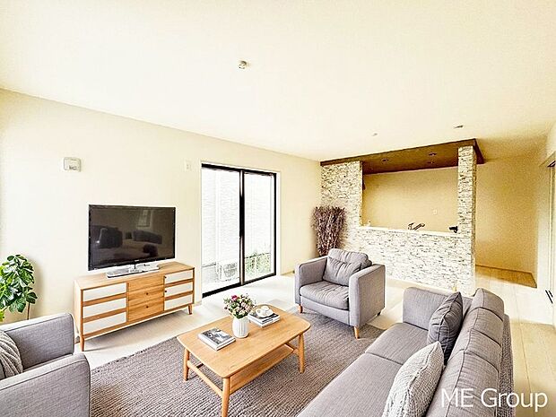 落ち着いた雰囲気のLDKは家族みんなの快適空間※家具はCGです