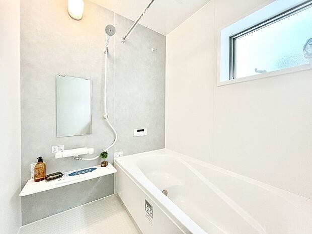 一日の疲れを癒してくれる明るい清潔感のあるバスルーム