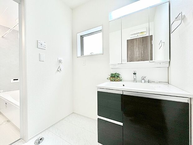 清潔感ある洗面化粧室で朝の身支度も快適