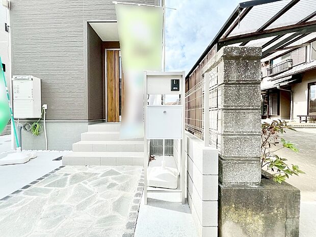 シンプルなデザインのポスト