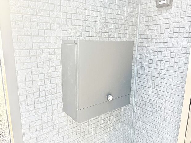 シンプルなデザインのポスト