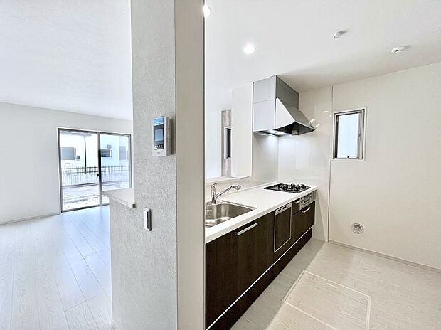 カウンター越しに楽しいおしゃべり。いつものお料理がもっと美味しくなりそうですね。