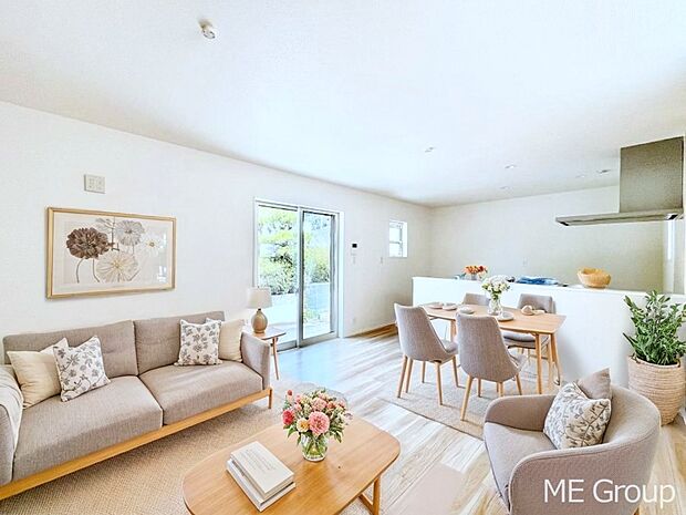 家族の和やかな会話が聞こえてきそう。開放感のあるリビングです。※家具はCGです  