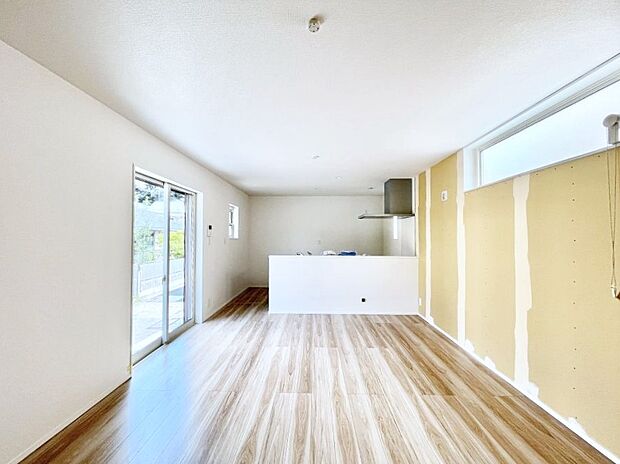 明るい陽光が注ぎ、寛ぎの雰囲気に満たされるリビングダイニング