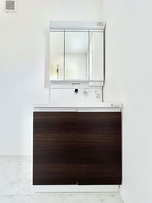 大きく見やすい三面鏡で清潔感ある洗面台は、身だしなみチェックや肌のお手入れにおすすめです。